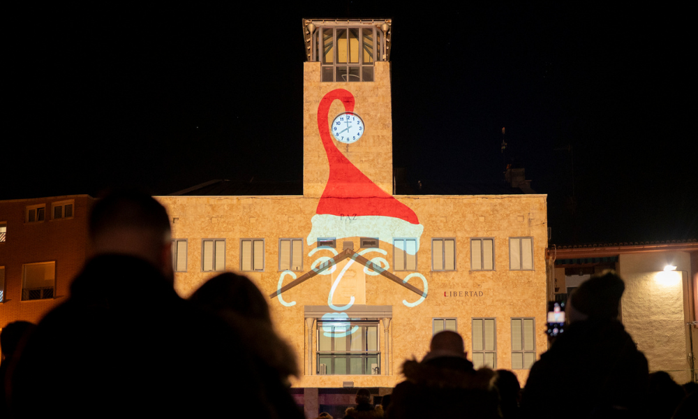 Video mapping réalisé par Amélie Decomble alias Amélie Decomble pour le Festival Tejemaneje à Valladolid. Il représente un grand visage de père Noël dessiné sur une façade, et le ponpon dubonnet du père noël est l'horloge du bâtiment