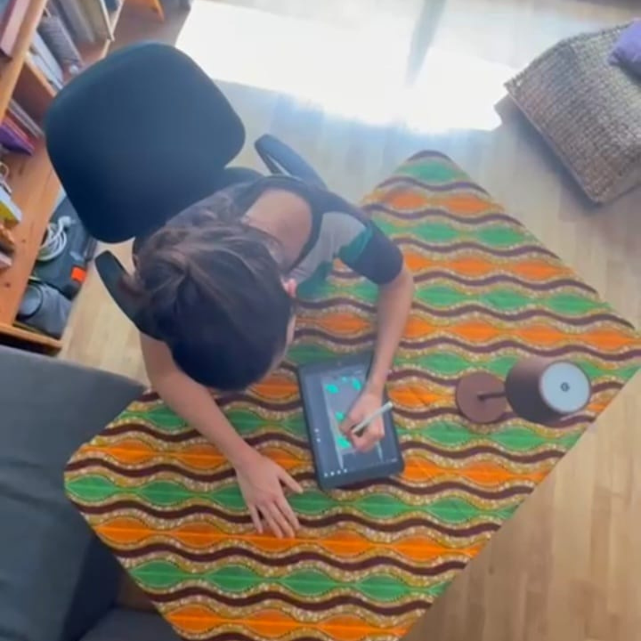 Artista freelance Amélimón, alias Amélie Decomble, trabajando en una creación