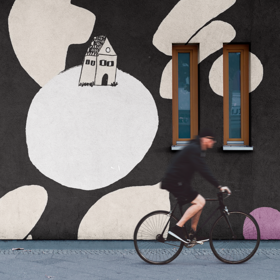Fresque mural qui represente une maison sur une planette en catalogne. Illustration réalisée par Amélie Decomble alias Amélimón. Fresque Mural dans un bureau de Barcelone