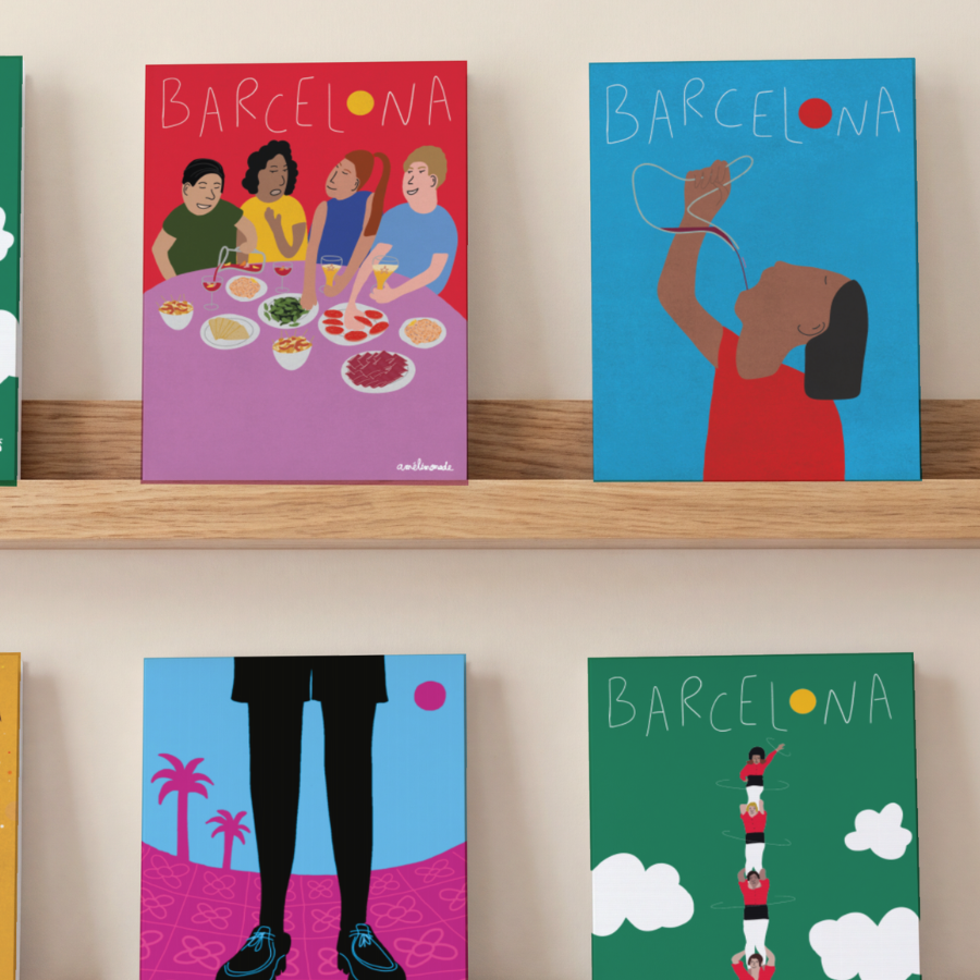 Cartes postales sur un étagère, dessins qui représentent des tradition catalanes de Barcelone, réalisées par Amélie Decomble alias Amélimón